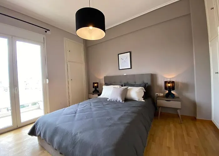 Spacious 3 Bedroom Apartment In Vibrant Neighbourhood