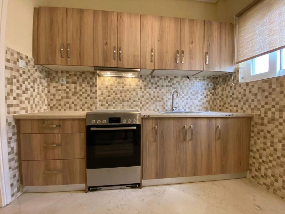 Spacious 3 Bedroom In Vibrant Neighbourhood Apartment *
