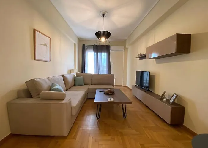 Spacious 3 Bedroom Apartment In Vibrant Neighbourhood