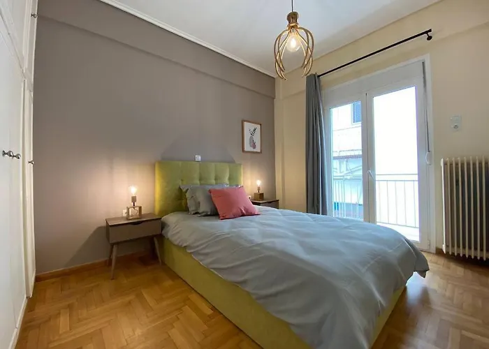 Spacious 3 Bedroom Apartment In Vibrant Neighbourhood